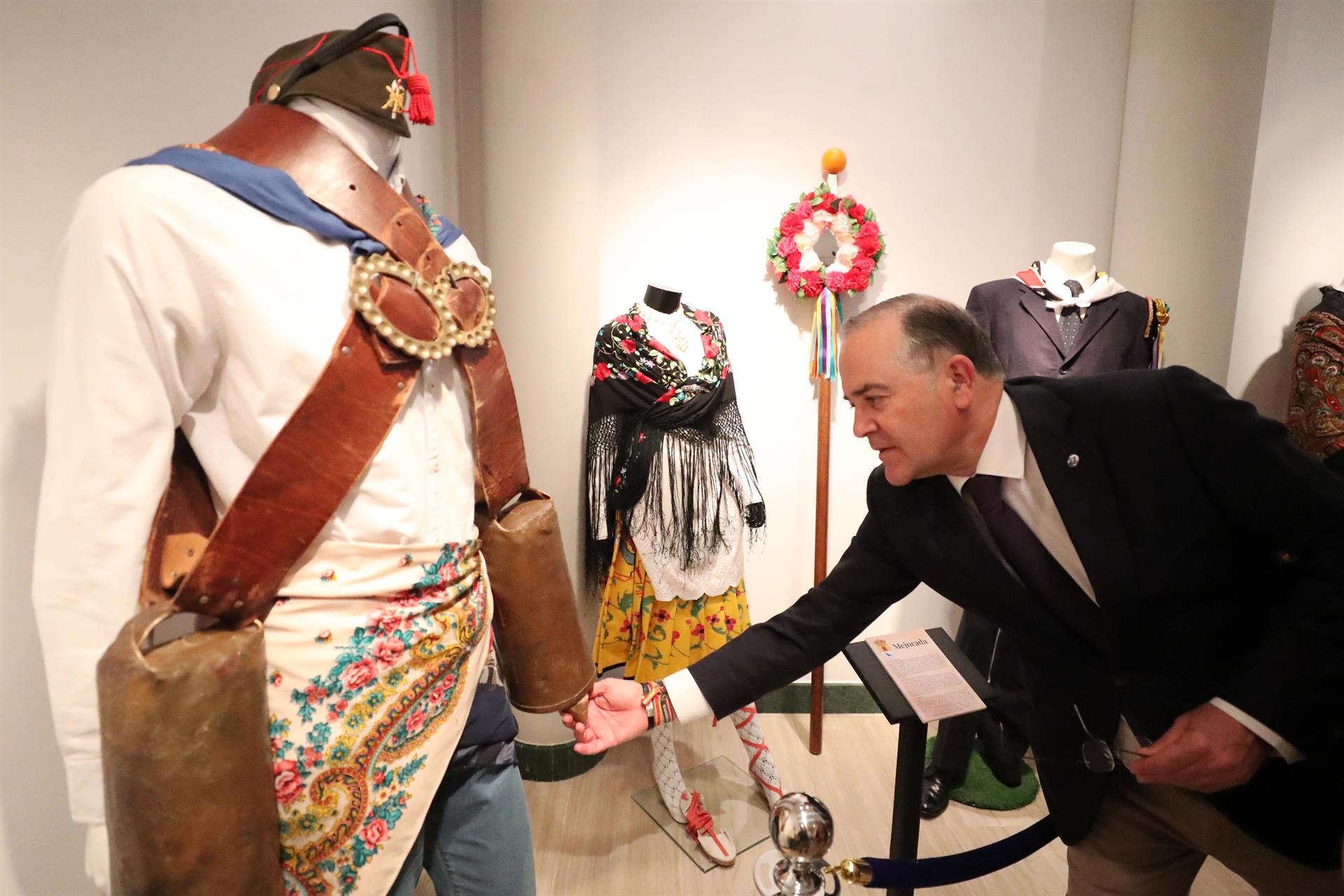 Una exposición reúne en Talavera trajes regionales de 14 municipios de la comarca