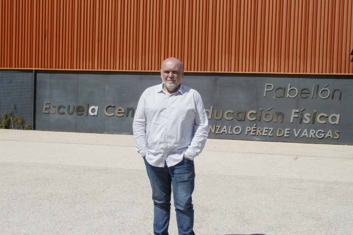 IU ve "inconcebible" que haya goteras en el renovado pabellón de la Escuela de Gimnasia: "La obra costó casi cuatro millones"