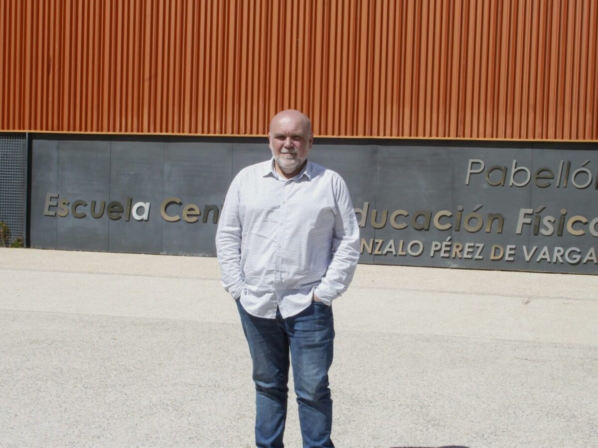 IU ve "inconcebible" que haya goteras en el renovado pabellón de la Escuela de Gimnasia: "La obra costó casi cuatro millones"