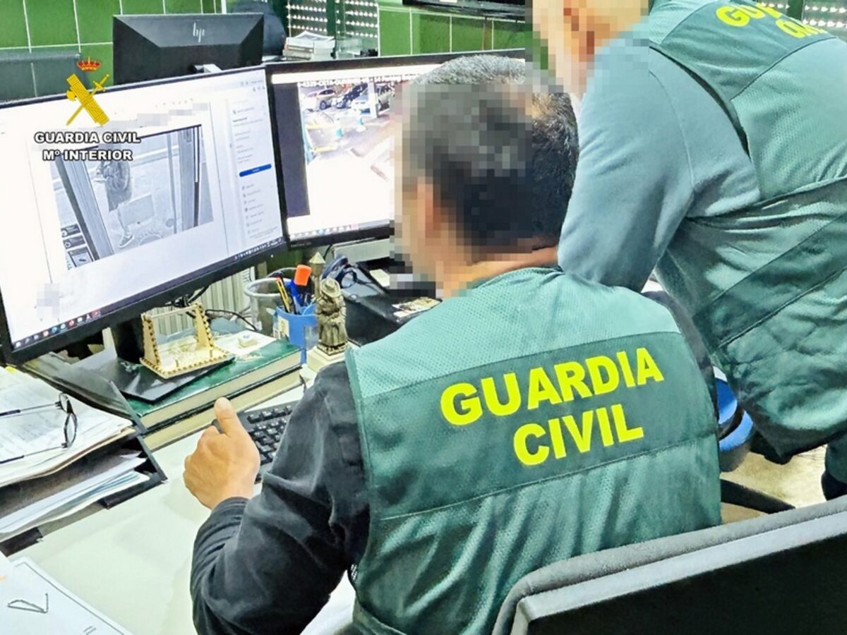 Investigan a una banda por robar en parkings de supermercados, entre ellos uno de Sonseca