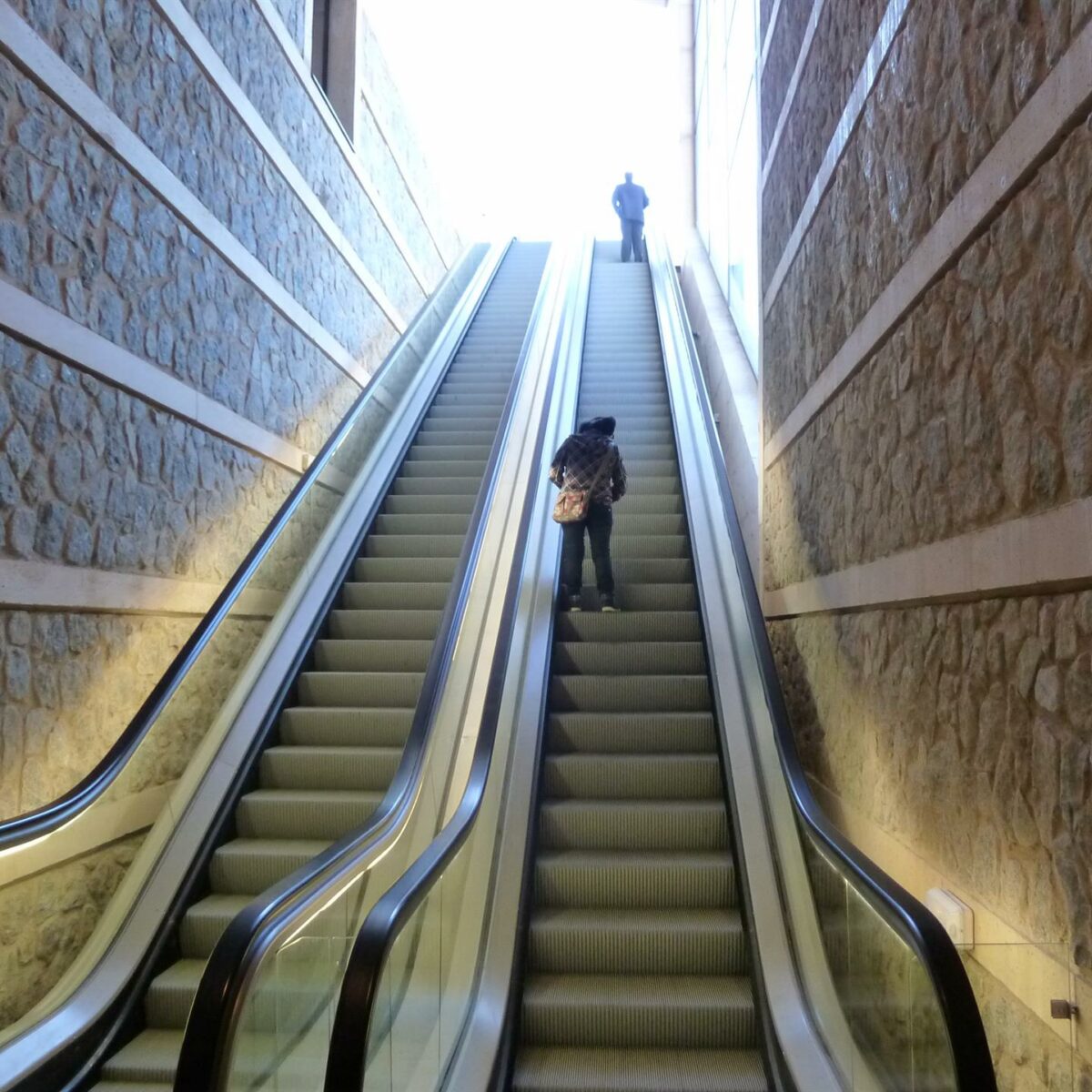 Seis personas heridas tras caerse en las escaleras mecánicas del Miradero en Toledo