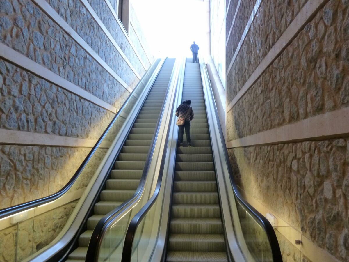 Seis personas heridas tras caerse en las escaleras mecánicas del Miradero en Toledo