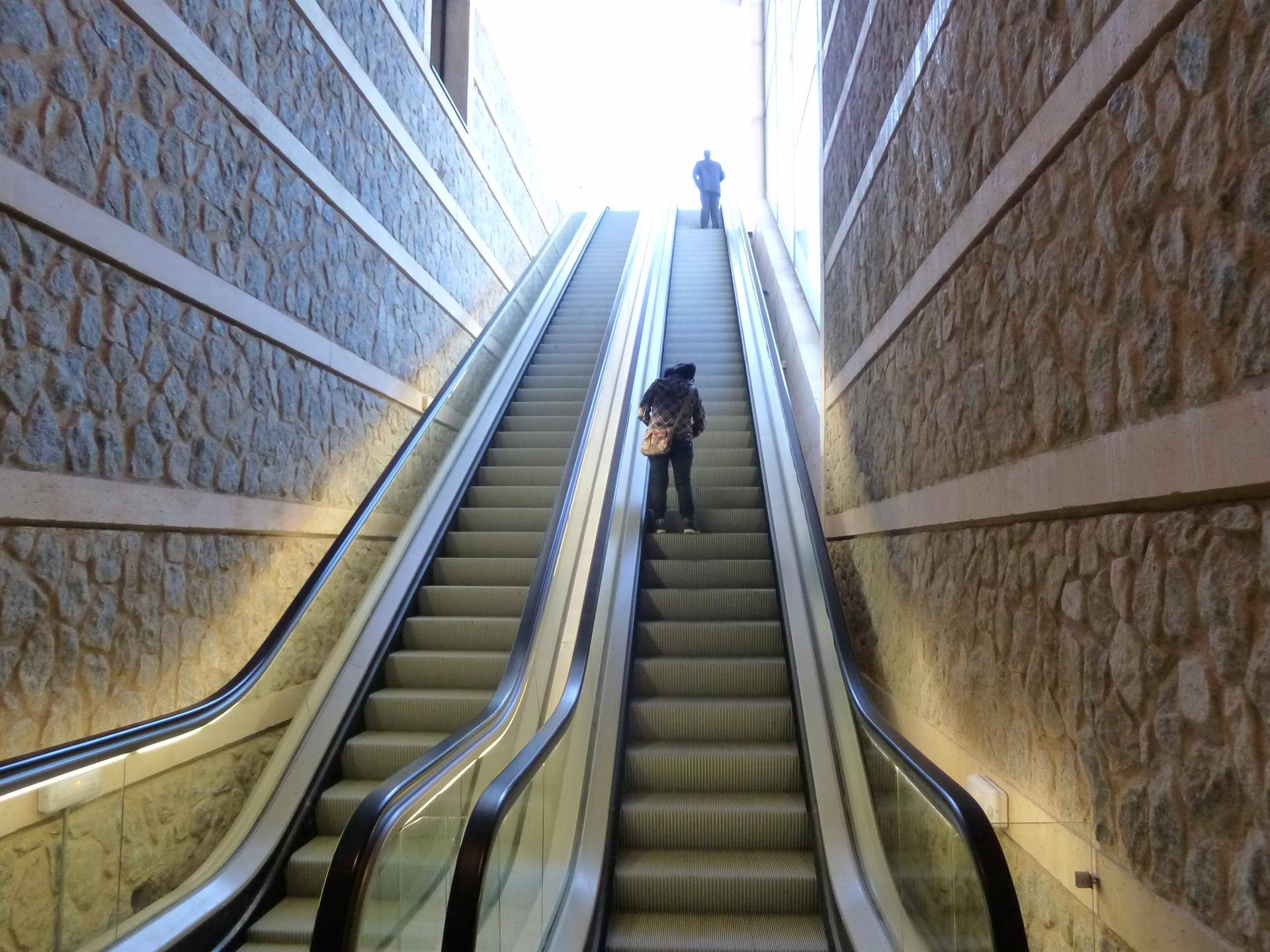 Seis personas heridas tras caerse en las escaleras mecánicas del Miradero en Toledo