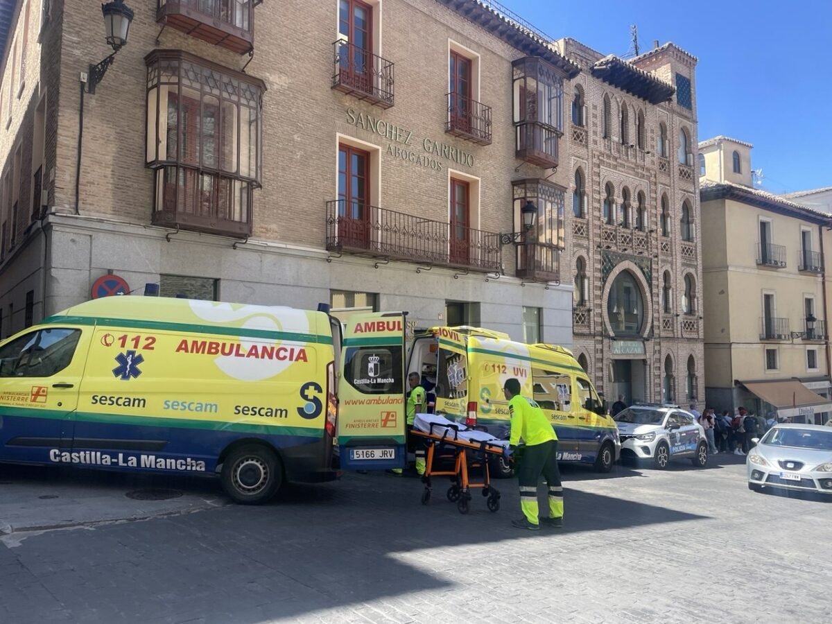 Un hombre invidente y su madre sufren un accidente contra un autobús en la cuesta del Alcázar