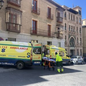 Un hombre invidente y su madre sufren un accidente contra un autobús en la cuesta del Alcázar