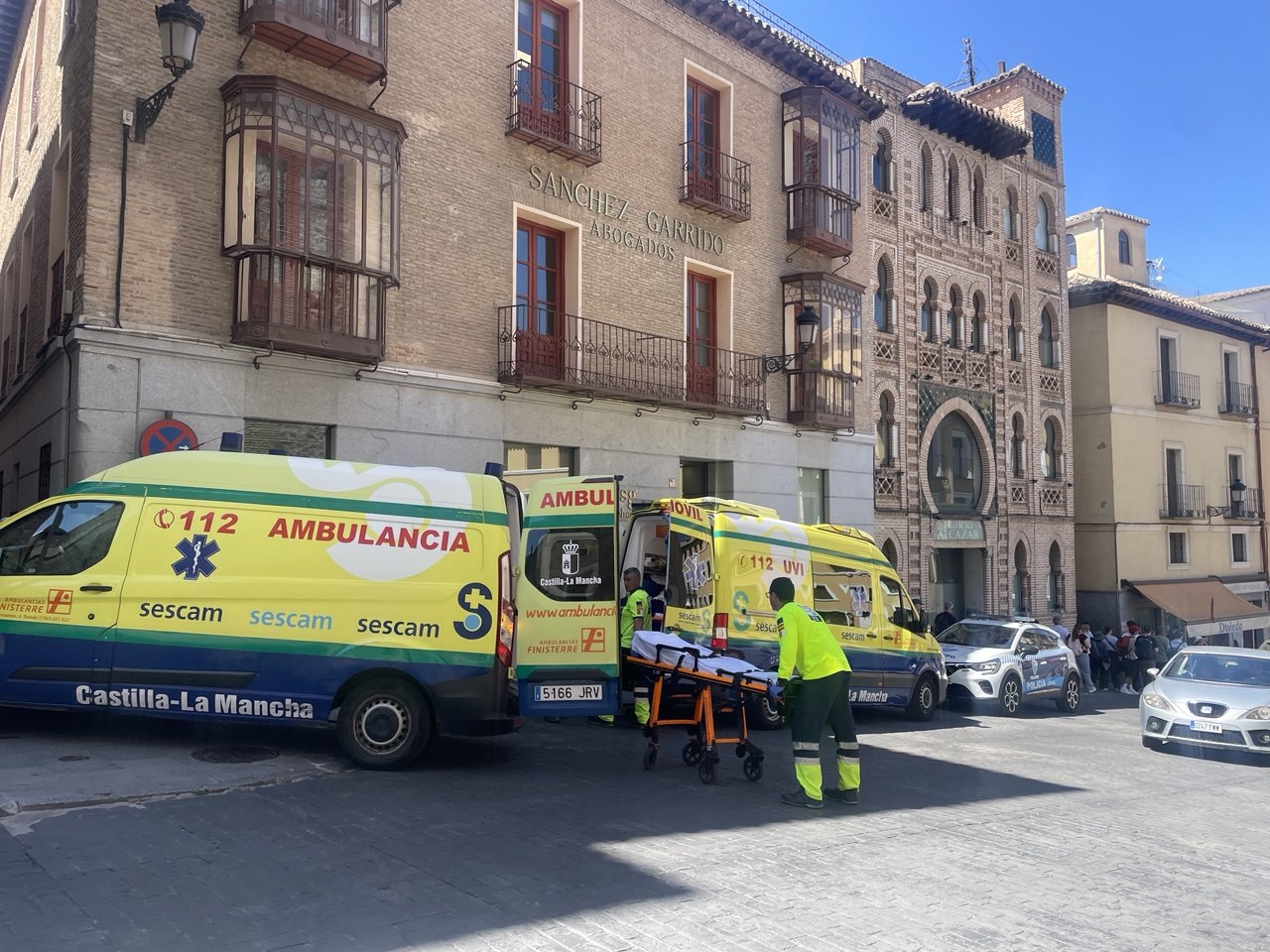 Un hombre invidente y su madre sufren un accidente contra un autobús en la cuesta del Alcázar