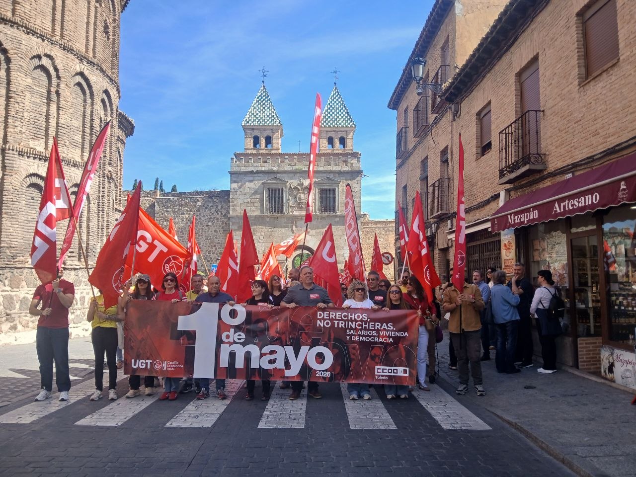 Cerca de un millar de personas defienden en Toledo los derechos humanos por el Primero de Mayo