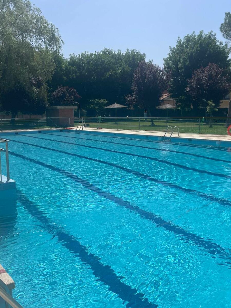 Gamonal denuncia que Talavera les deja sin socorristas para la piscina y valora no abrirla este verano
