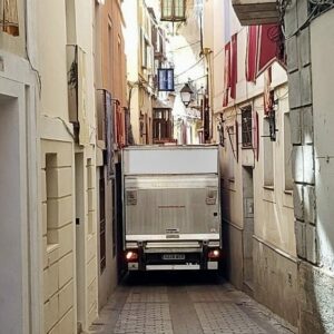 Atascado en pleno corazón de Toledo: un camión bloquea la calle Alfileritos