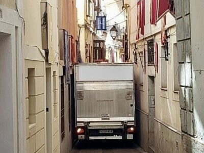 Atascado en pleno corazón de Toledo: un camión bloquea la calle Alfileritos