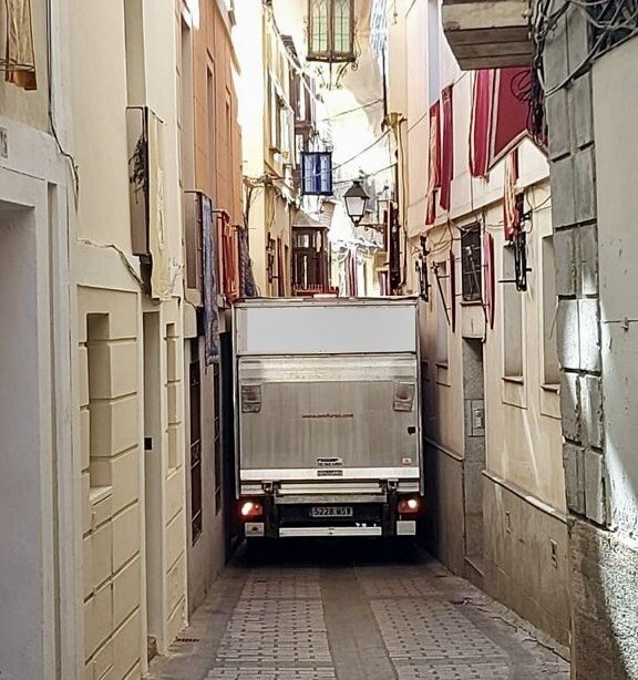 Atascado en pleno corazón de Toledo: un camión bloquea la calle Alfileritos