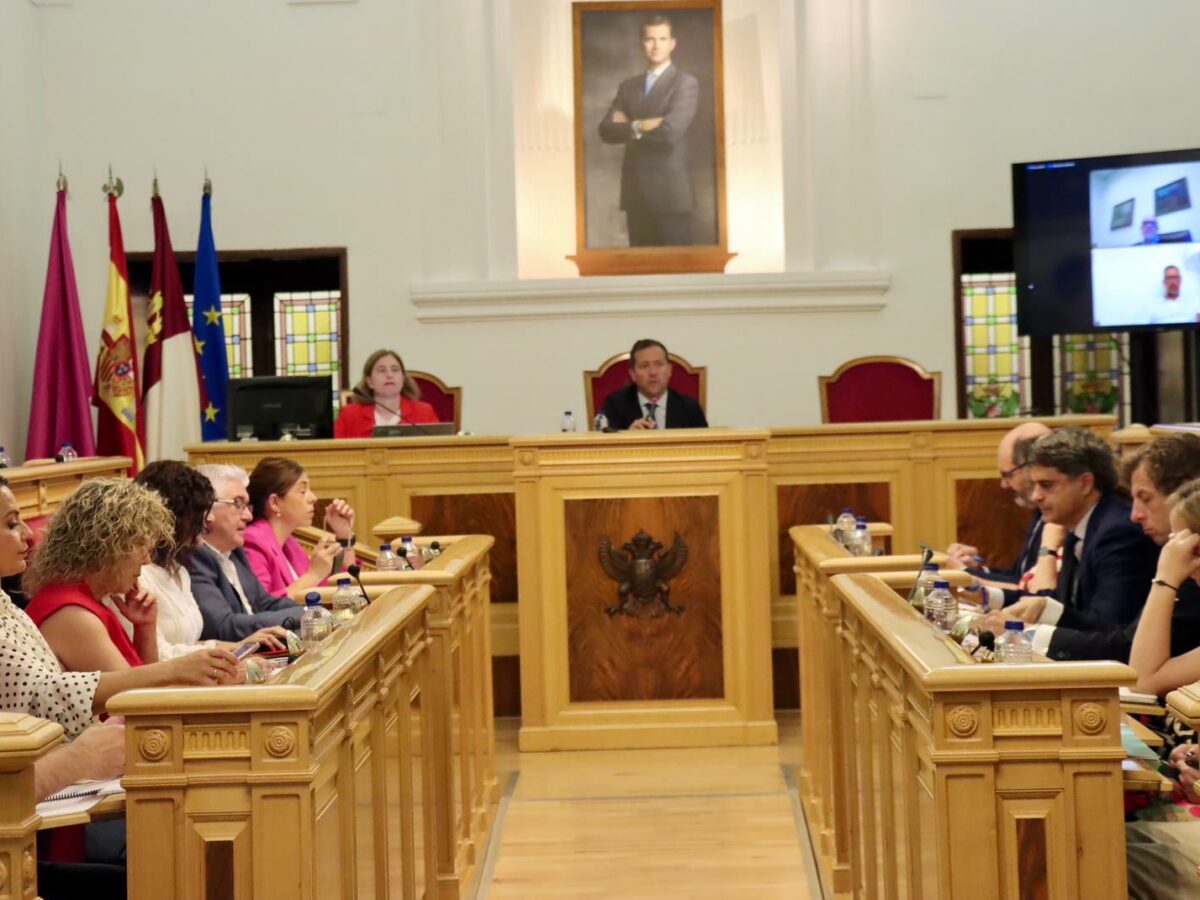 Toledo instará a garantizar la parada del AVE después de que Vox retire declarar 'non gratos' a  Óscar Puente y Nacho Hernando