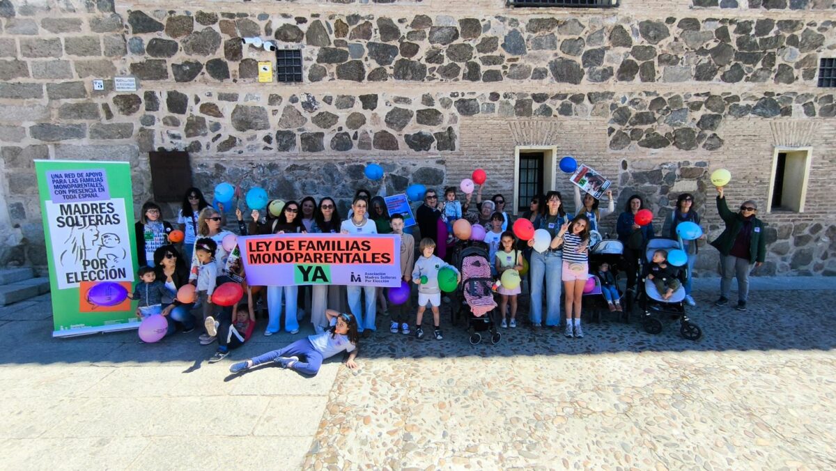 Familias monoparentales de Castilla-La Mancha se movilizan para exigir un título oficial y una ley de protección específica