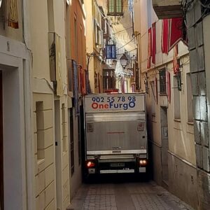 Atascado en pleno corazón de Toledo: un camión bloquea la calle Alfileritos