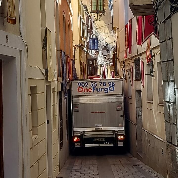 Atascado en pleno corazón de Toledo: un camión bloquea la calle Alfileritos