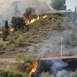 Un incendio en los rodaderos del parque de Bélgica genera una intensa columna de humo pero no afecta a viviendas