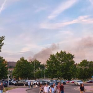 Un incendio en los rodaderos del parque de Bélgica genera una intensa columna de humo pero no afecta a viviendas