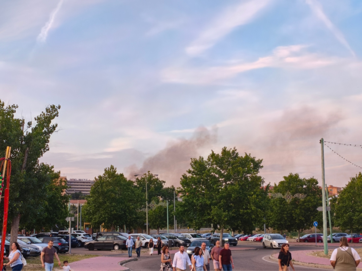 Un incendio en los rodaderos del parque de Bélgica genera una intensa columna de humo pero no afecta a viviendas
