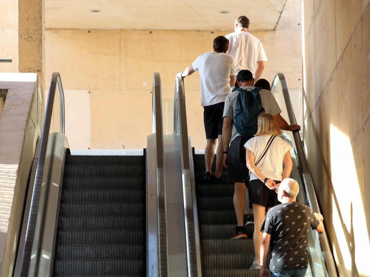 El último tramo de las escaleras mecánicas del Miradero vuelve a estar operativo de manera provisional hasta el Corpus