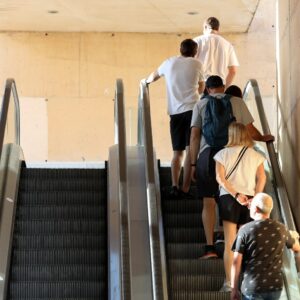 El último tramo de las escaleras mecánicas del Miradero vuelve a estar operativo de manera provisional hasta el Corpus