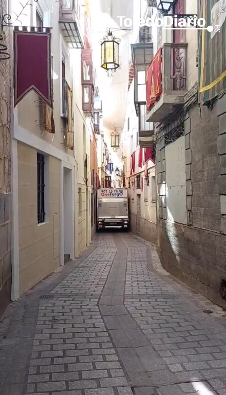 Atascado en pleno corazón de Toledo: un camión bloquea la calle Alfileritos
