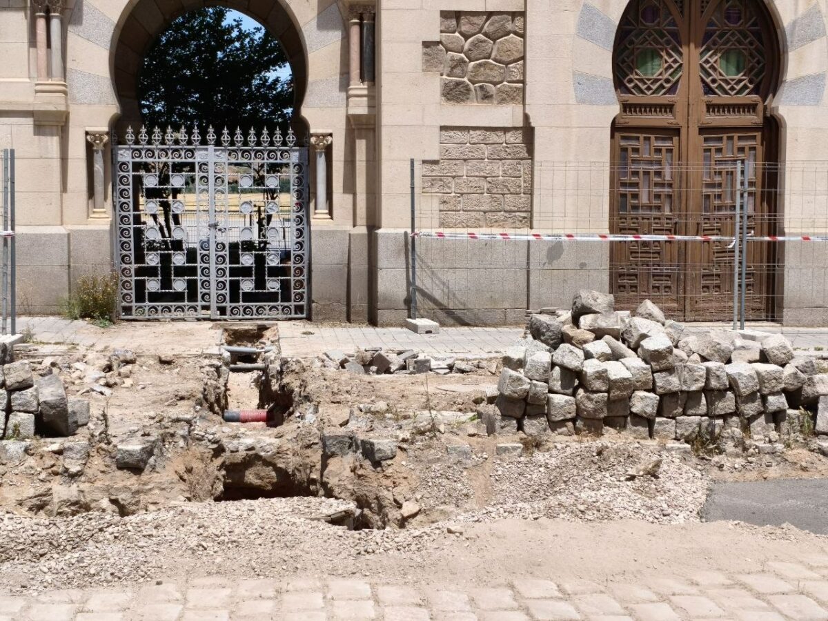 El arquitecto influencer denuncia "la desidia" de las obras en la estación de tren tras hallarse un posible muro romano