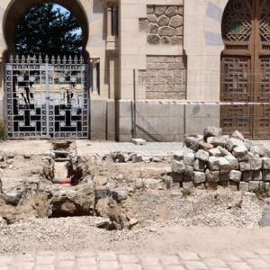 El arquitecto influencer denuncia "la desidia" de las obras en la estación de tren tras hallarse un posible muro romano