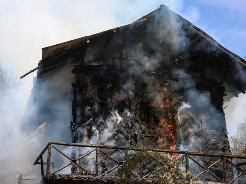 Arde la Casa de Corcho, uno de los edificios históricos de Toledo situado en el parque de La Vega