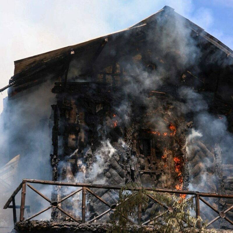 Arde la Casa de Corcho, uno de los edificios históricos de Toledo situado en el parque de La Vega