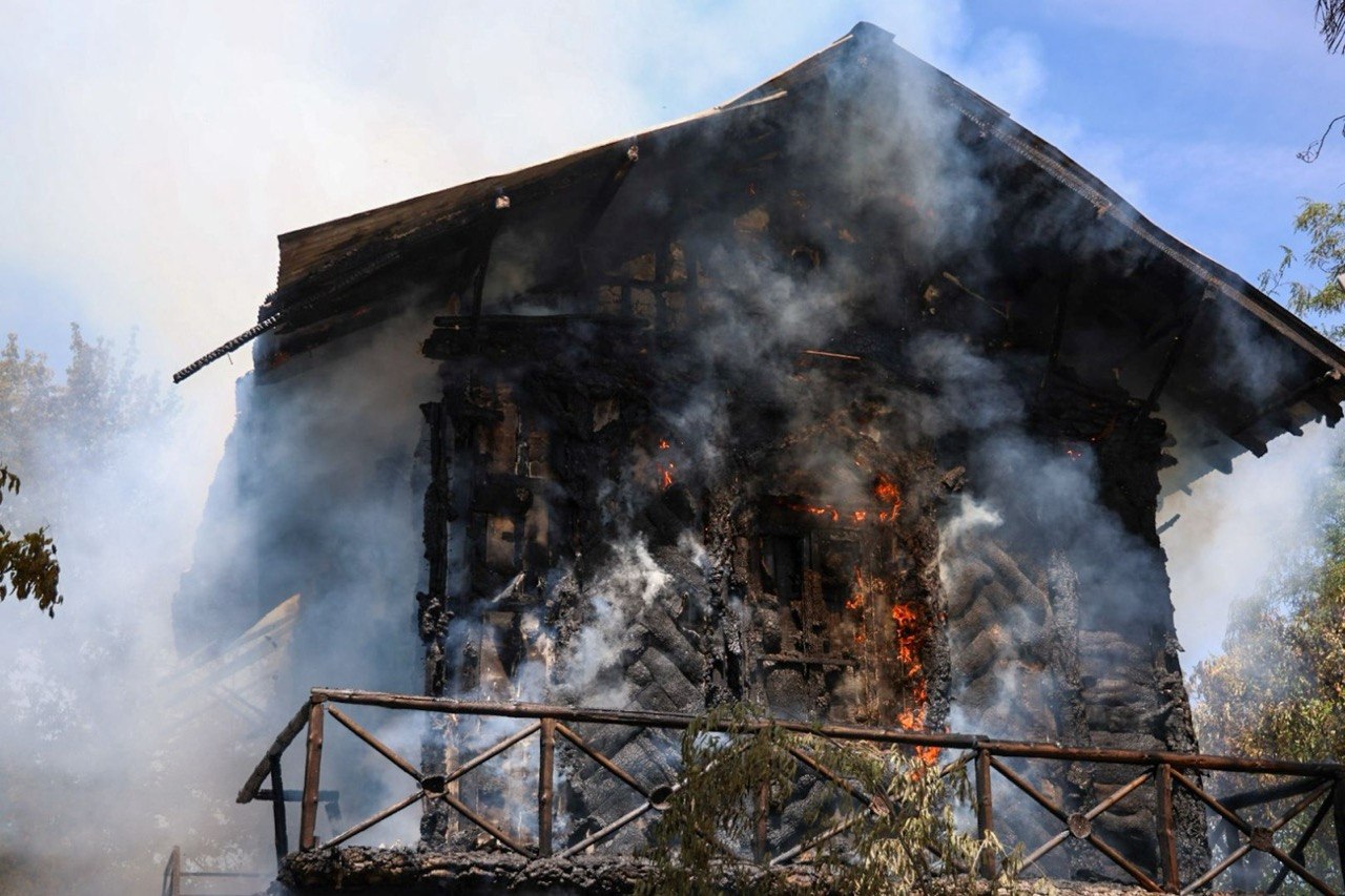 Arde la Casa de Corcho, uno de los edificios históricos de Toledo situado en el parque de La Vega