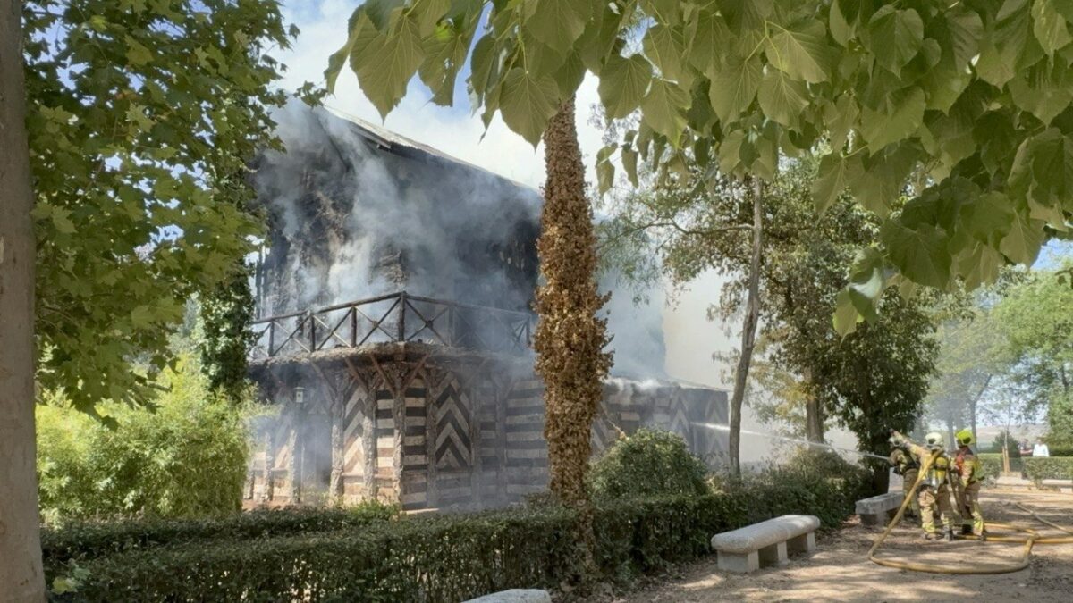 El incendio de la Casa de Corcho se originó de manera accidental en su interior tras verter gasolina en un generador