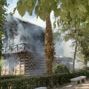 El incendio de la Casa de Corcho se originó de manera accidental en su interior tras verter gasolina en un generador