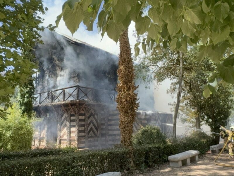 El incendio de la Casa de Corcho se originó de manera accidental en su interior tras verter gasolina en un generador