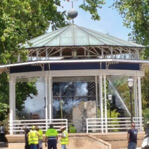 Arde la Casa de Corcho, uno de los edificios históricos de Toledo situado en el parque de La Vega