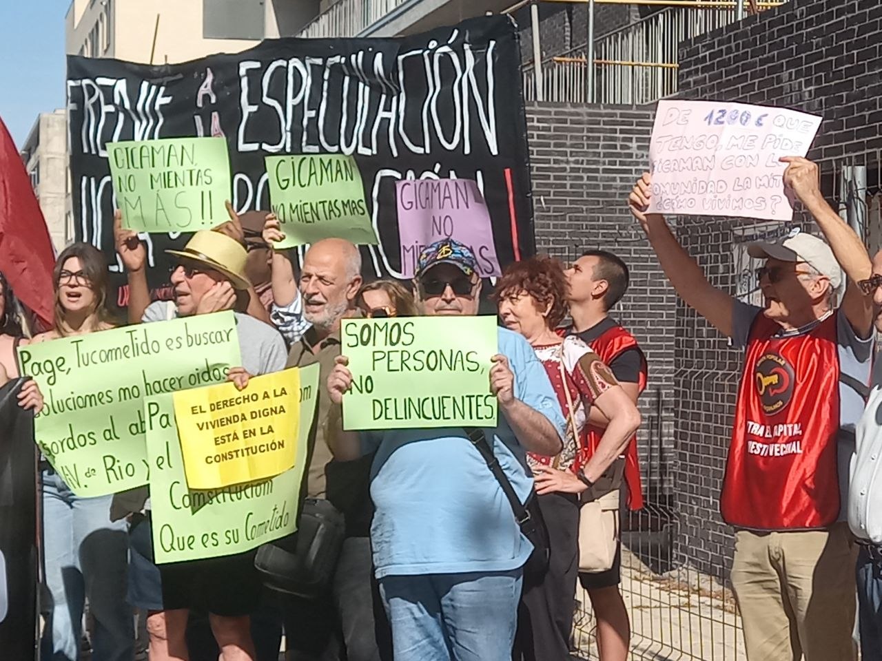 Protesta en Toledo contra los desahucios en Río Yedra y la política de vivienda: "Es imposible encontrar un alquiler digno"