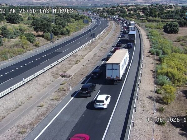 Retenciones en la bajada de las Nieves en la A-42, que tiene un carril cortado por obras