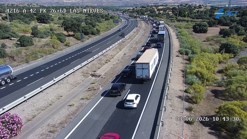 Retenciones en la bajada de las Nieves en la A-42, que tiene un carril cortado por obras