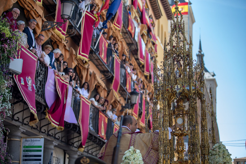 Toledo celebra una procesión del Corpus Christi más fresca de lo habitual