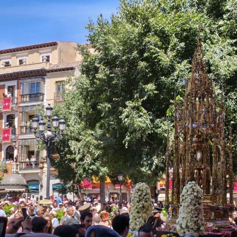 Toledo celebra un Corpus más fresco de lo habitual con llamamientos a no ignorar las guerras y la corrupción