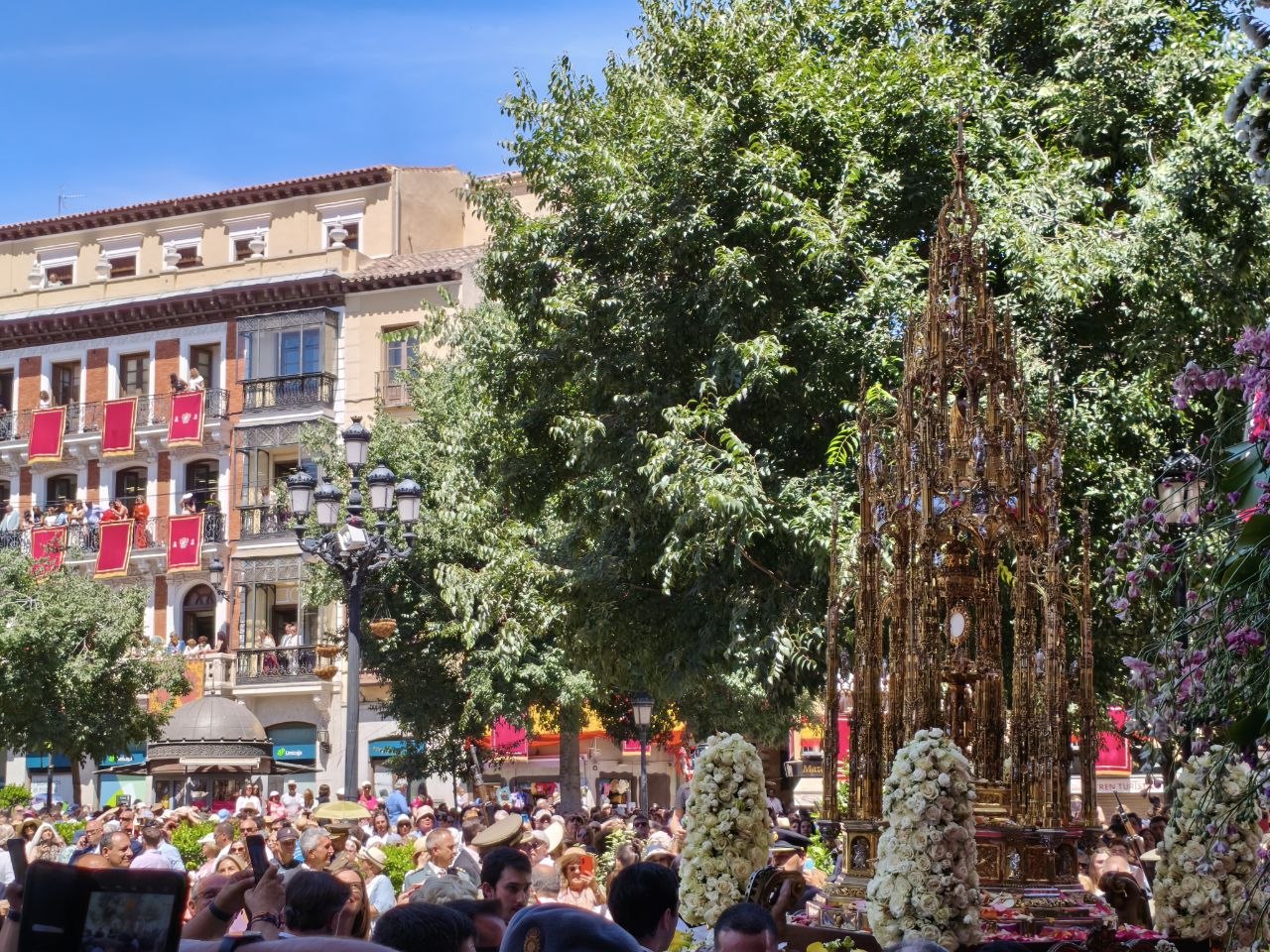 Toledo celebra un Corpus más fresco de lo habitual con llamamientos a no ignorar las guerras y la corrupción