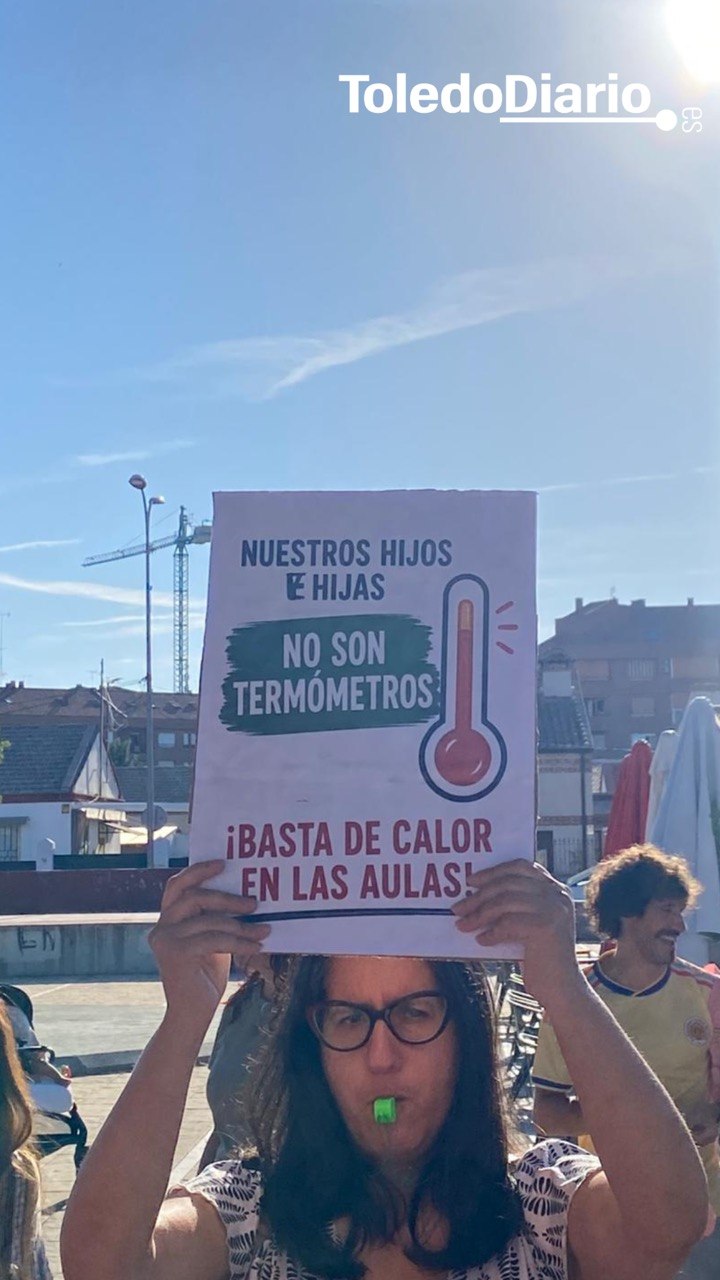 Las familias de Toledo se plantan ante el "insufrible" calor en los colegios: "Están dando clase a más de 30 grados"