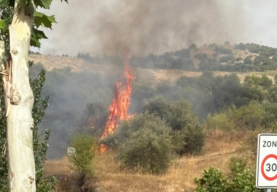Dos conatos de incendio consecutivos movilizan a los bomberos junto a la piscina y el instituto de Santa Bárbara