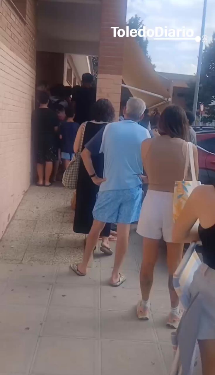Caos en la piscina de Santa Bárbara: decenas de personas acceden gratis tras una hora de espera bajo 38 grados