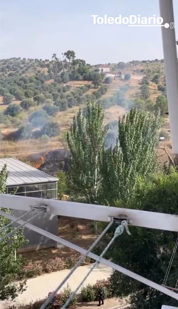Dos conatos de incendio consecutivos movilizan a los bomberos junto a la piscina y el instituto de Santa Bárbara