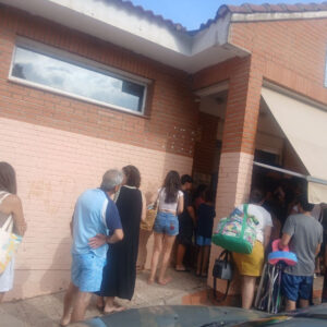 Caos en la piscina de Santa Bárbara: decenas de personas acceden gratis tras una hora de espera bajo 38 grados