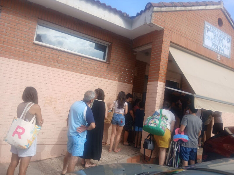 Caos en la piscina de Santa Bárbara: decenas de personas acceden gratis tras una hora de espera bajo 38 grados