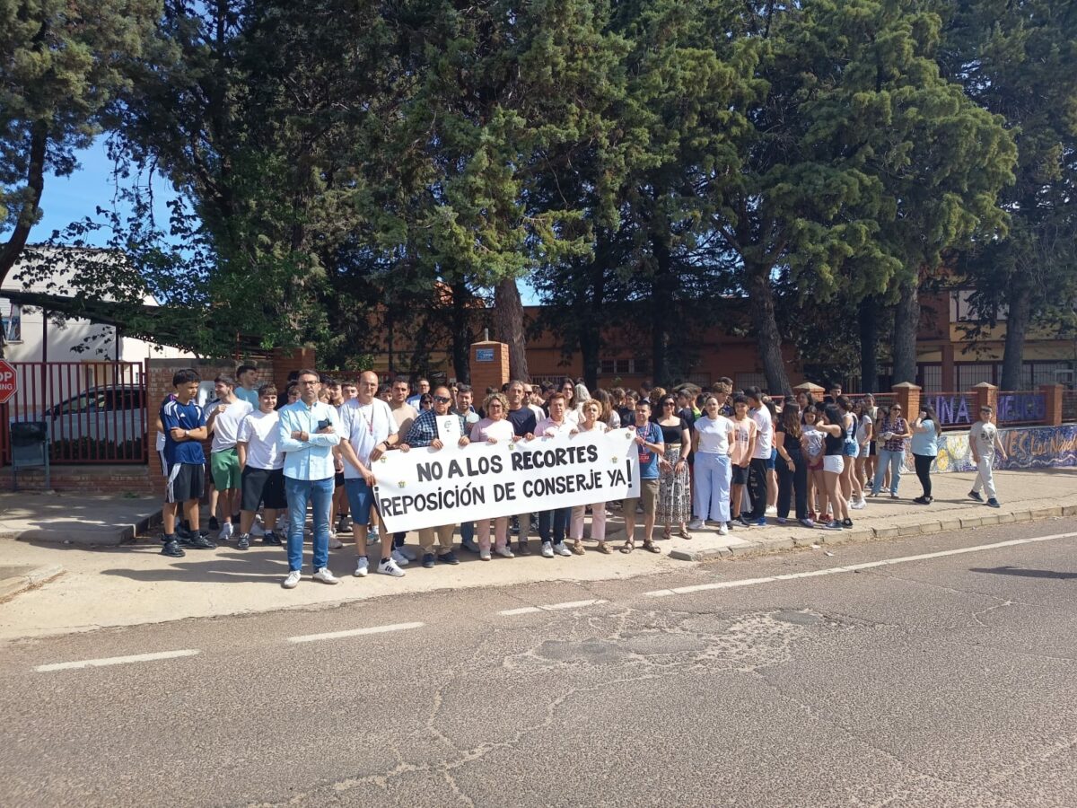El IES Los Navalmorales exige cubrir la vacante de ordenanza tras "el recorte constante" de la plantilla