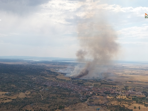 Un incendio forestal en Lagartera obliga a regular el tráfico en el carreterín a Herreruela por afección de humo