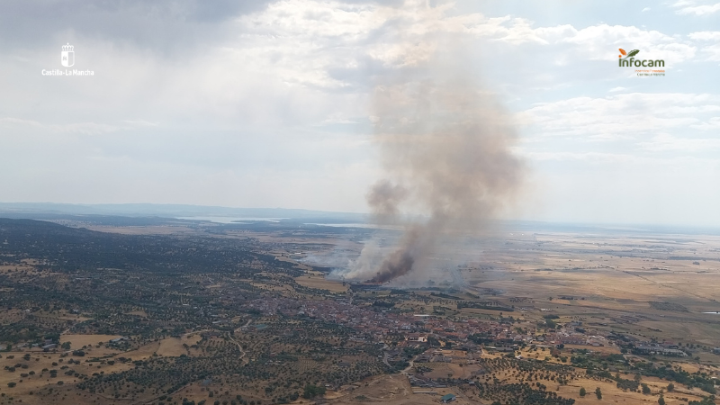 Extinguido el incendio forestal en Lagartera que obligó a regular el tráfico en el carreterín a Herreruela