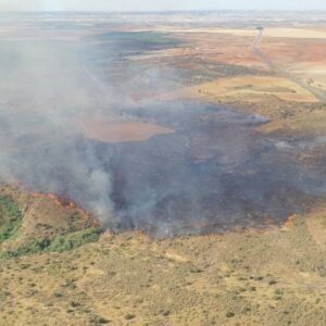 Se declara un incendio forestal en Mora en el que trabajan medios aéreos y terrestres